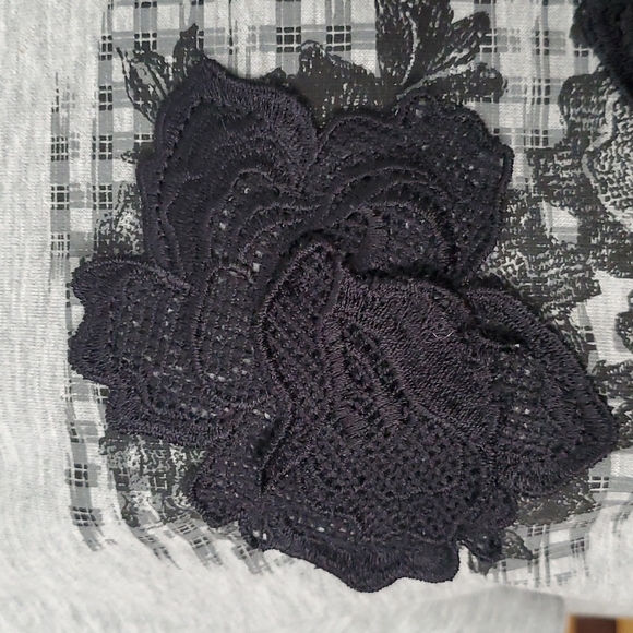 EUC! Simply Vera Wang raised rose tshirt - Picture 7 of 9
